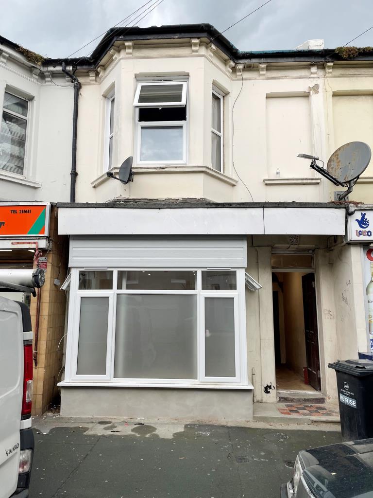 Lot: 19 - FREEHOLD HOUSE ARRANGED AS THREE FLATS IN CENTRAL WORTHING - Main front photo of property